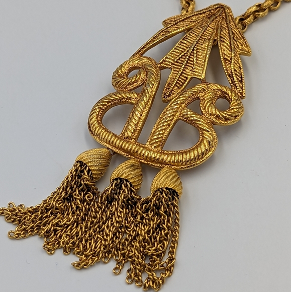 Stunning Carol Dauplaise Gold Tone Necklace with Tassels Pendant - Picture 5 of 10